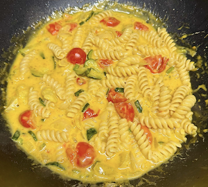 Pasta zucchine pomodirini besciamella e zafferano