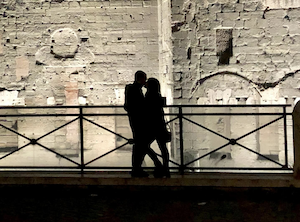 Fotografia di bacio ai fori imperiali