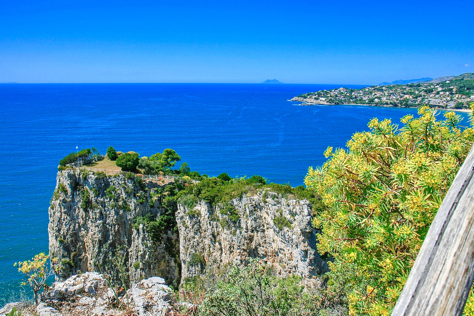 Immagine associata alla poesia, Mare e scogliera