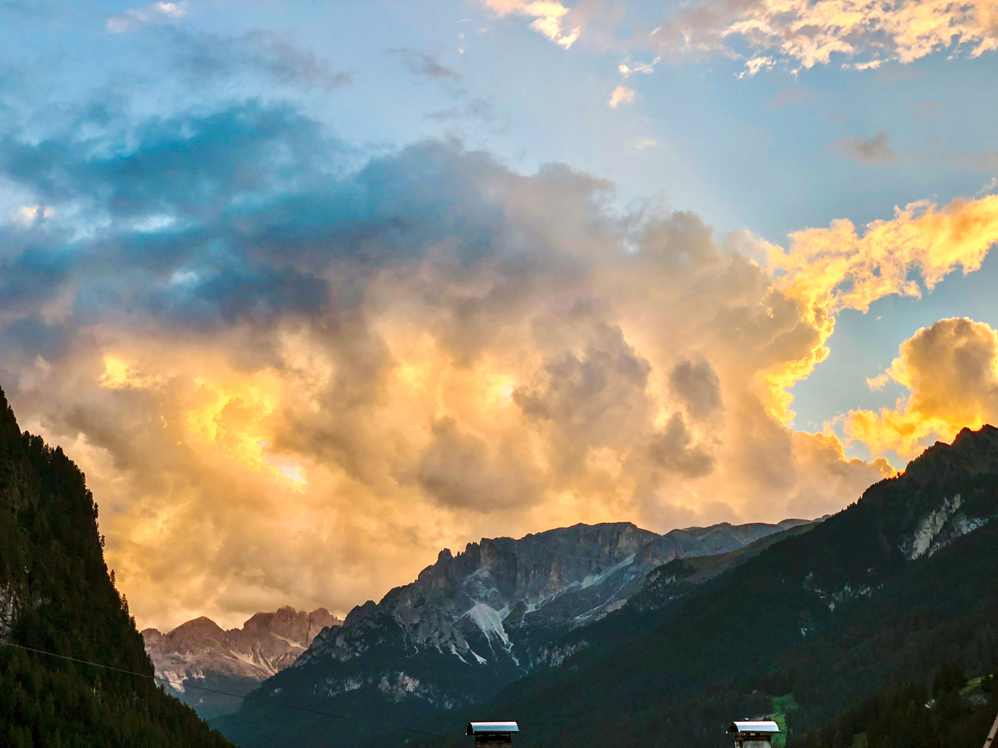 Immagine associata alla poesia, Montagne nuvole al tramonto