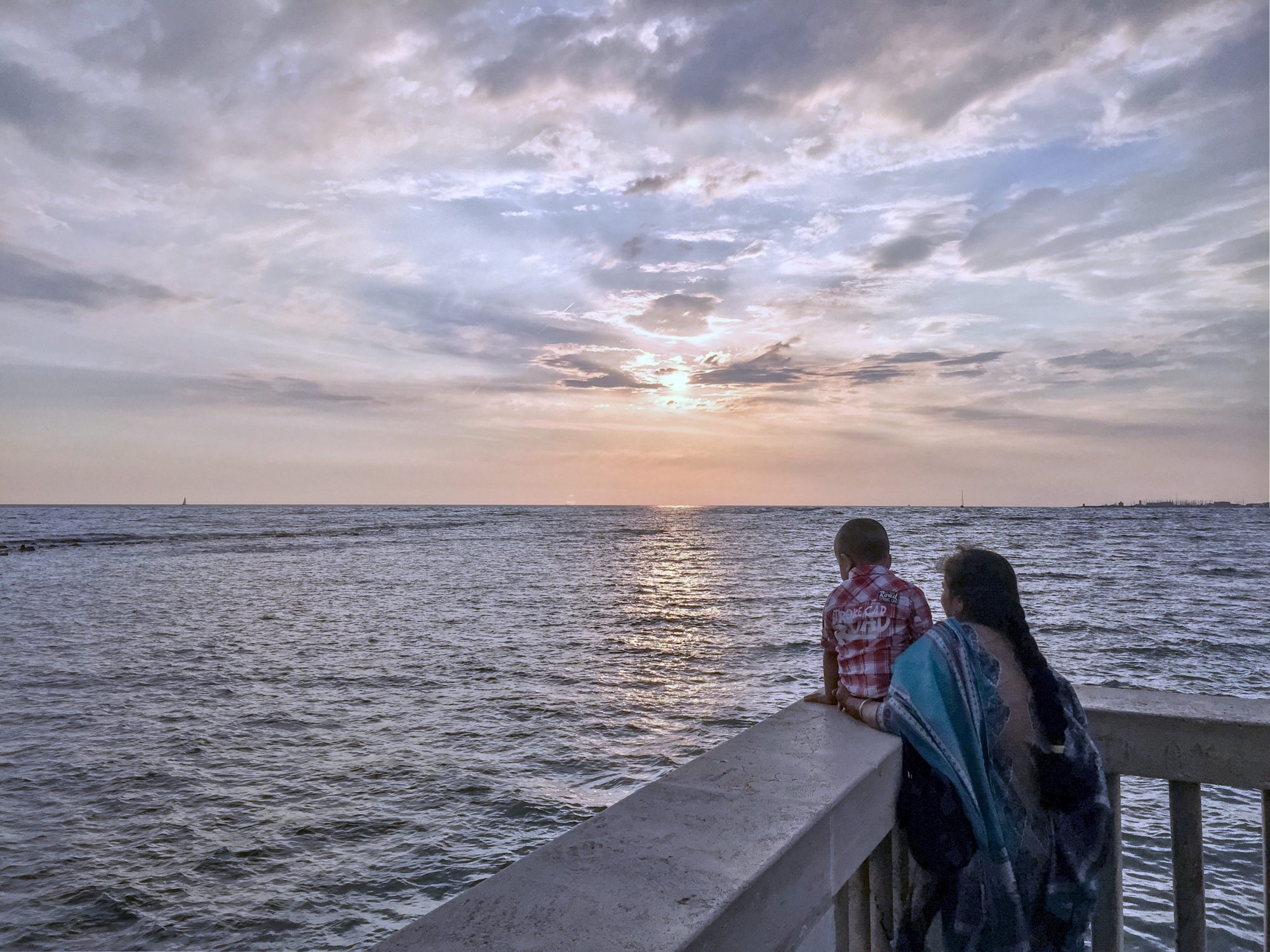 Immagine associata alla poesia, Mare al tramonto con madre e figlio